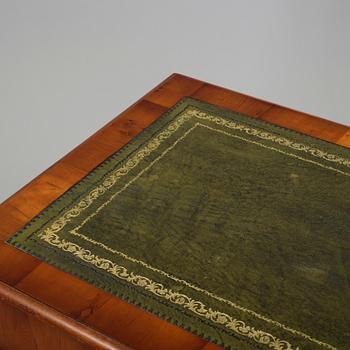 SKRIVBORD, engelsk stil, 1900-talets andra hälft.