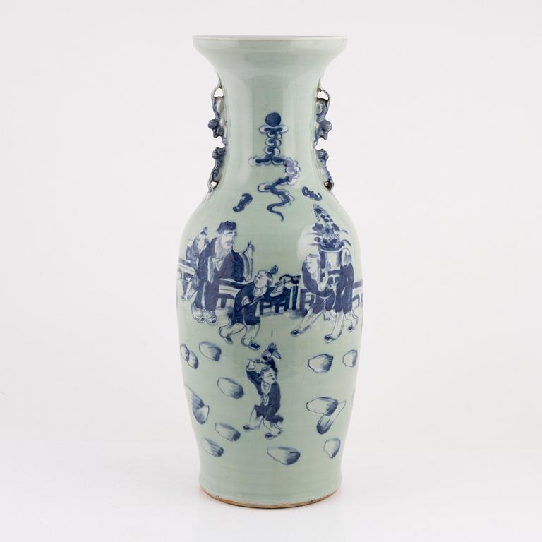 A Chinese porcelain vase, Qing dynasty, late 19th Century.