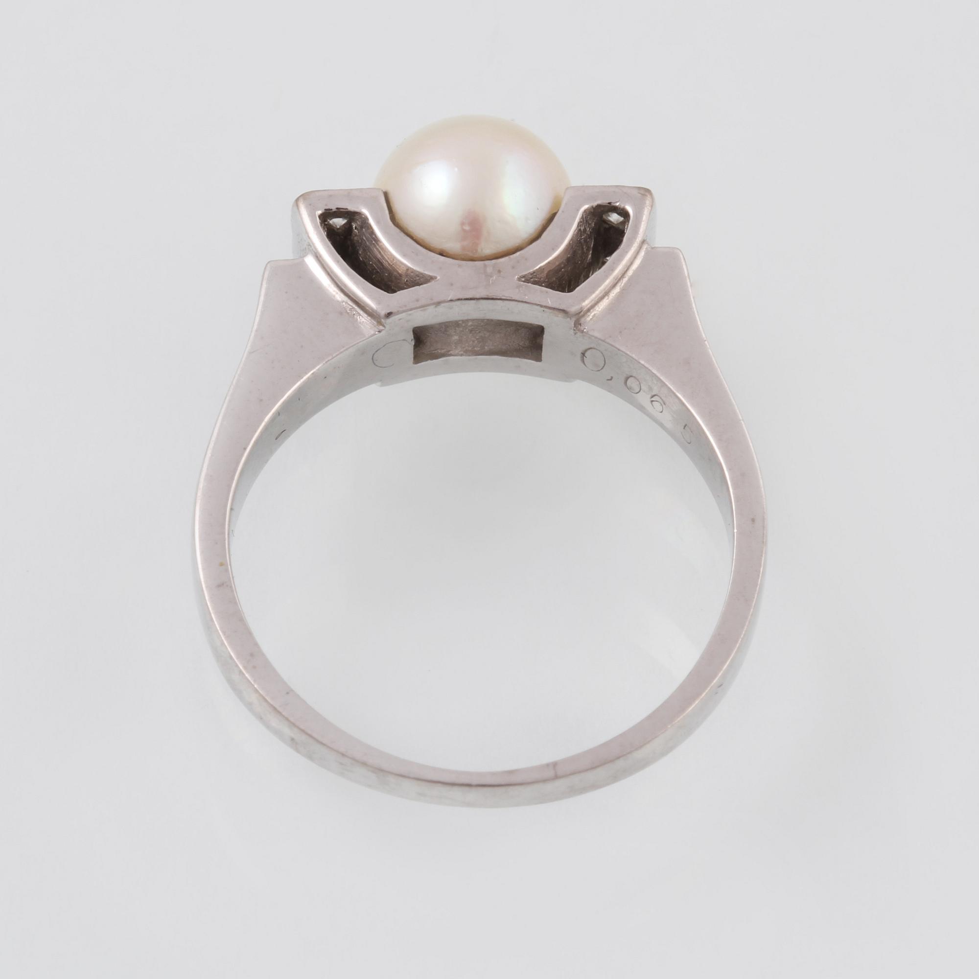 RING, 18K vitgukd med odlad pärla samt 4 åttkantslipade diamanter. Vikt 5,2 gram.