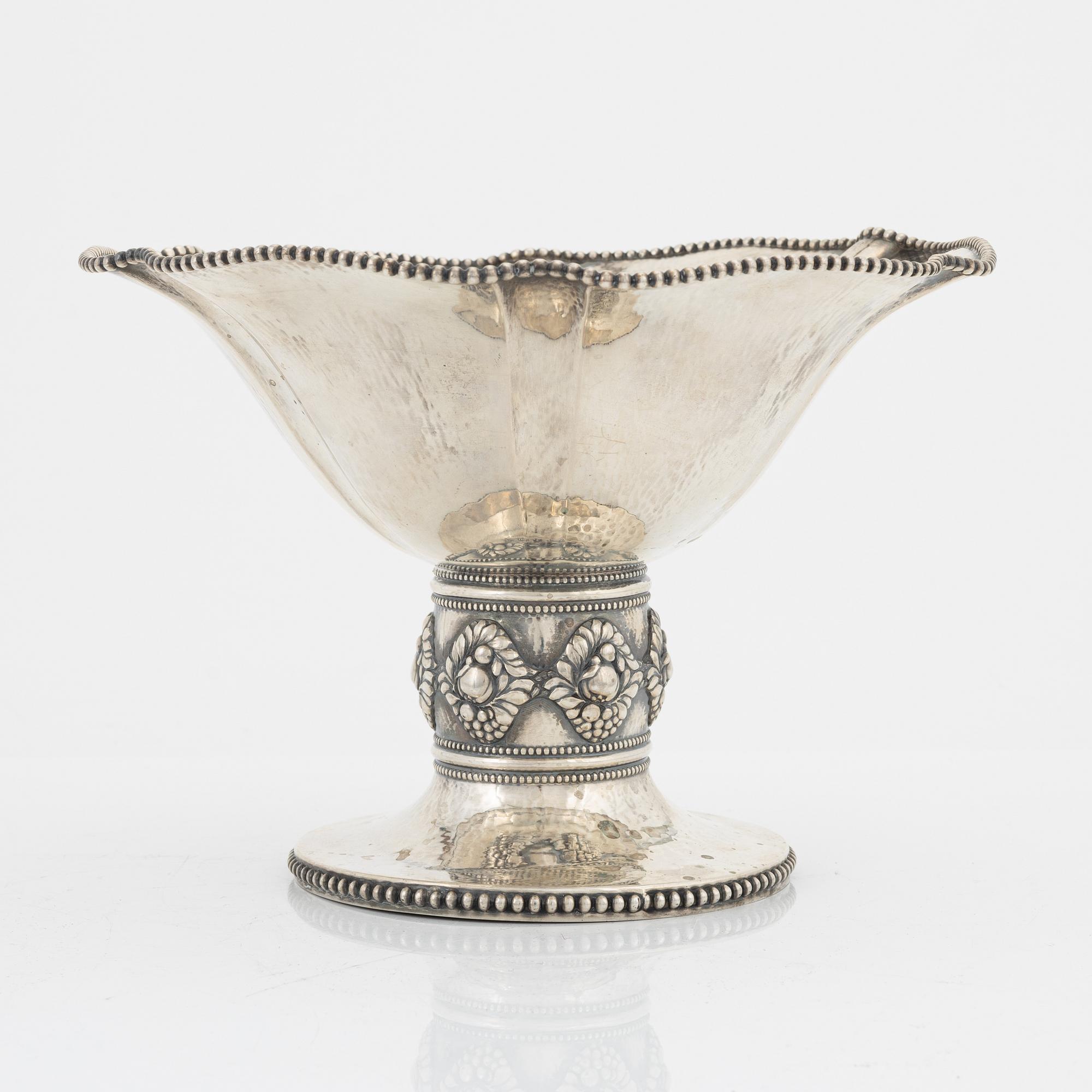 Skål på fot, silver, JE Bohlin, Jönköping, 1920.