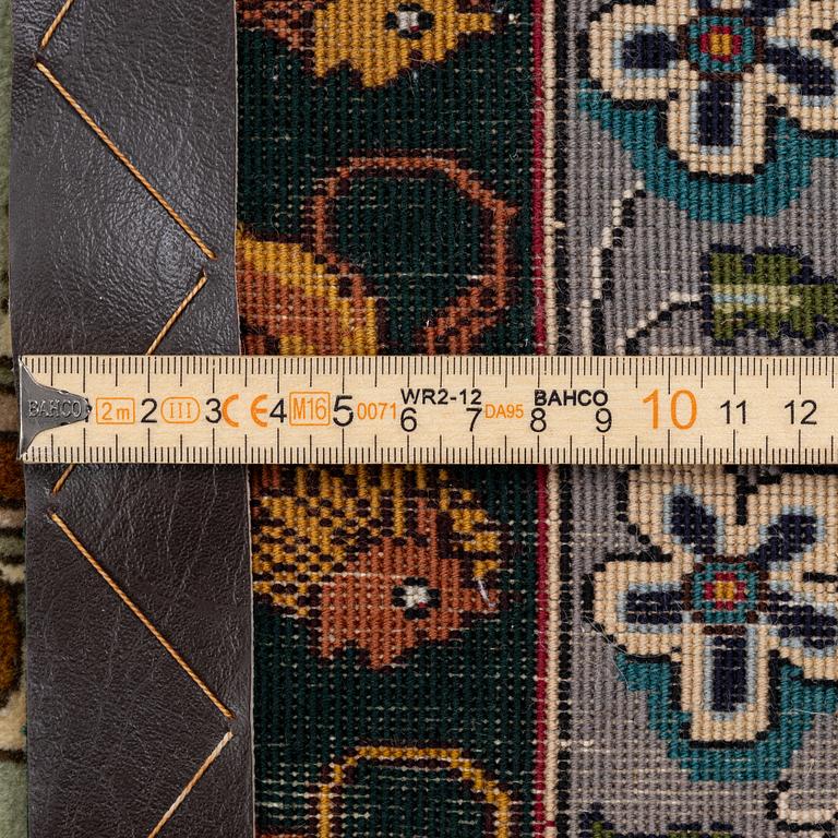 Rug, figural Tabriz, approx. 304 x 198 cm.