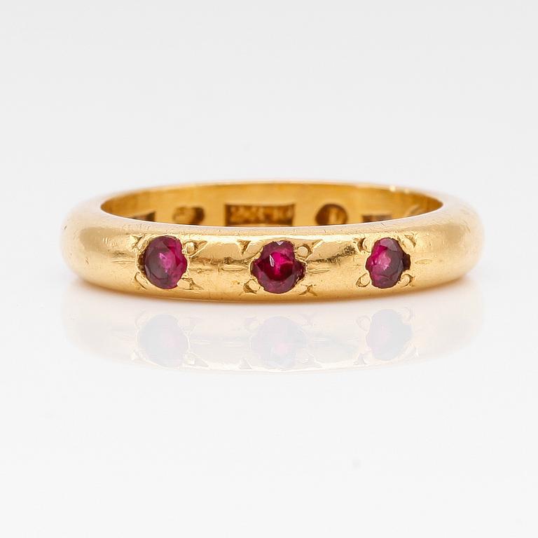 RING, 23K guld och röda stenar, svenska stämplar, 1920. Vikt ca 8 g.