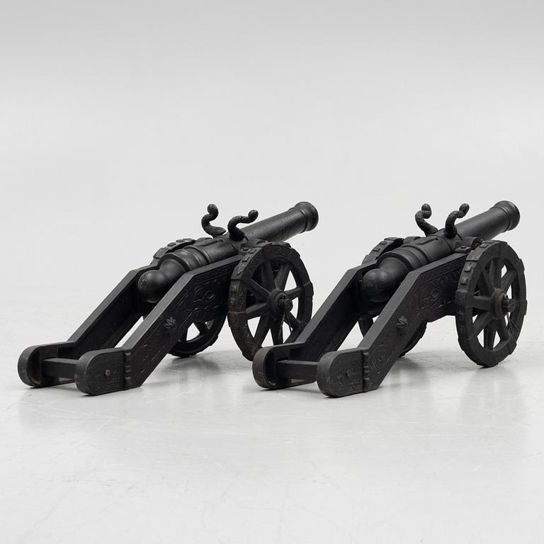 A pair of cast-iron modell canons, 20th century.