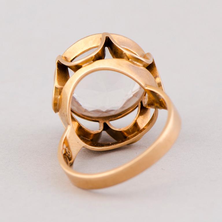 AN EERO RISLAKKI RING, quartz, 14K gold. Westerback, Helsinki 1966.