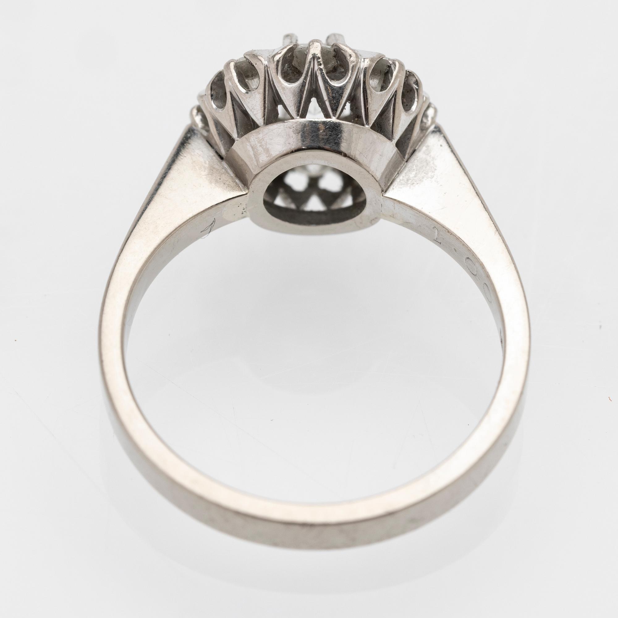 Ring Carmosé 18K vitguld med runda briljantslipade diamanter.