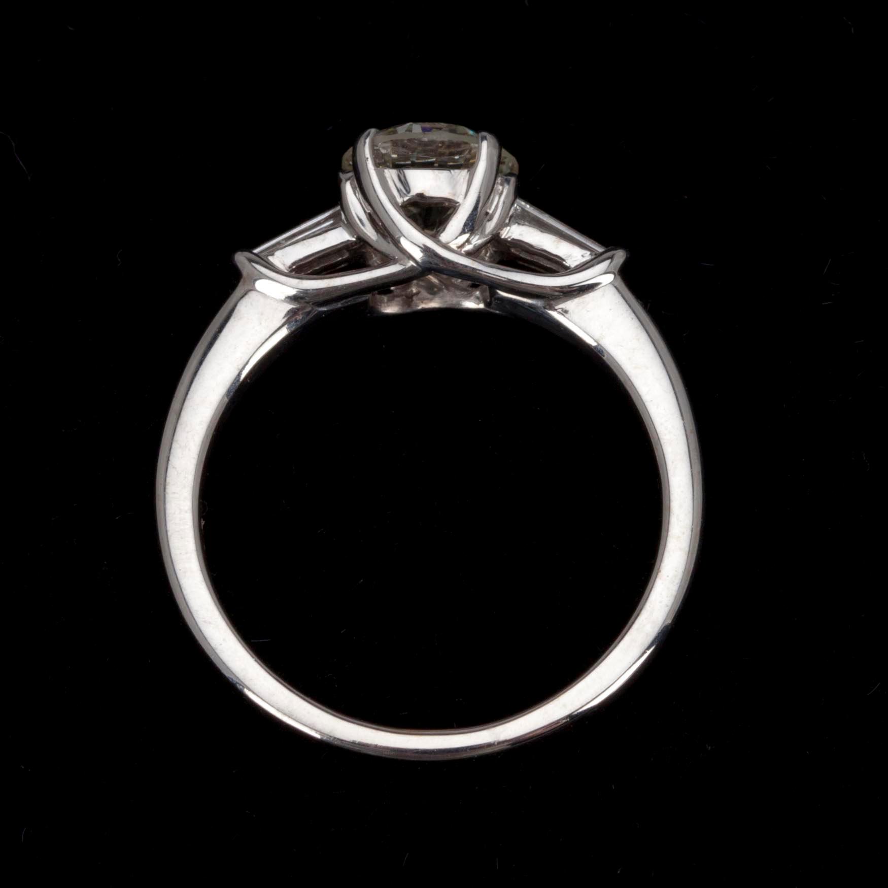 RING, vitguld 18K, briljantslipad diamant 1,19 ct samt 2 baguetteslipade diamanter tot. 0,20 ct.