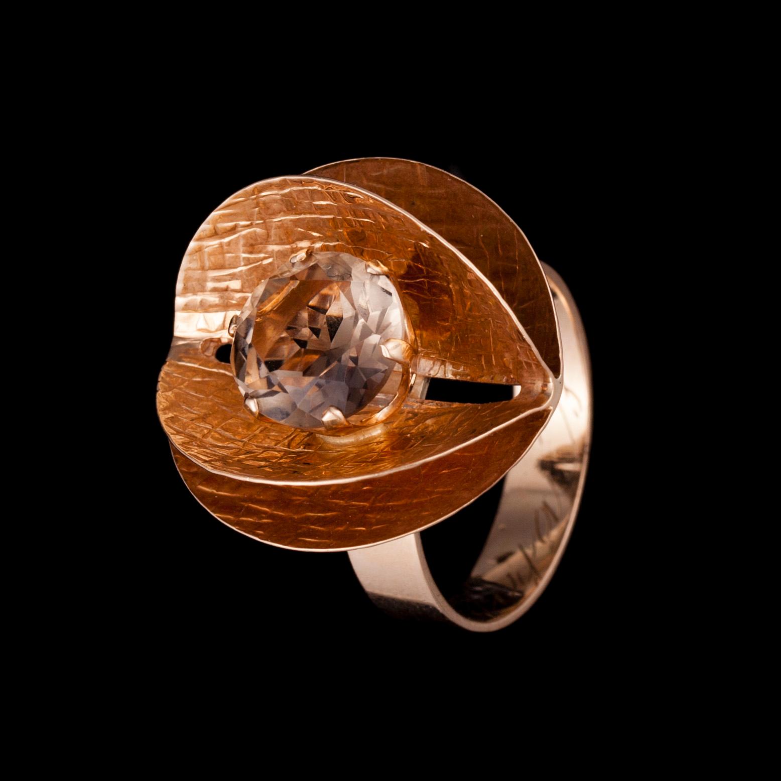 RING, 14K guld, rökkvart, Elis Kauppi, Kupittaan Kulta Åbo 1971, Vikt 7,7 g.