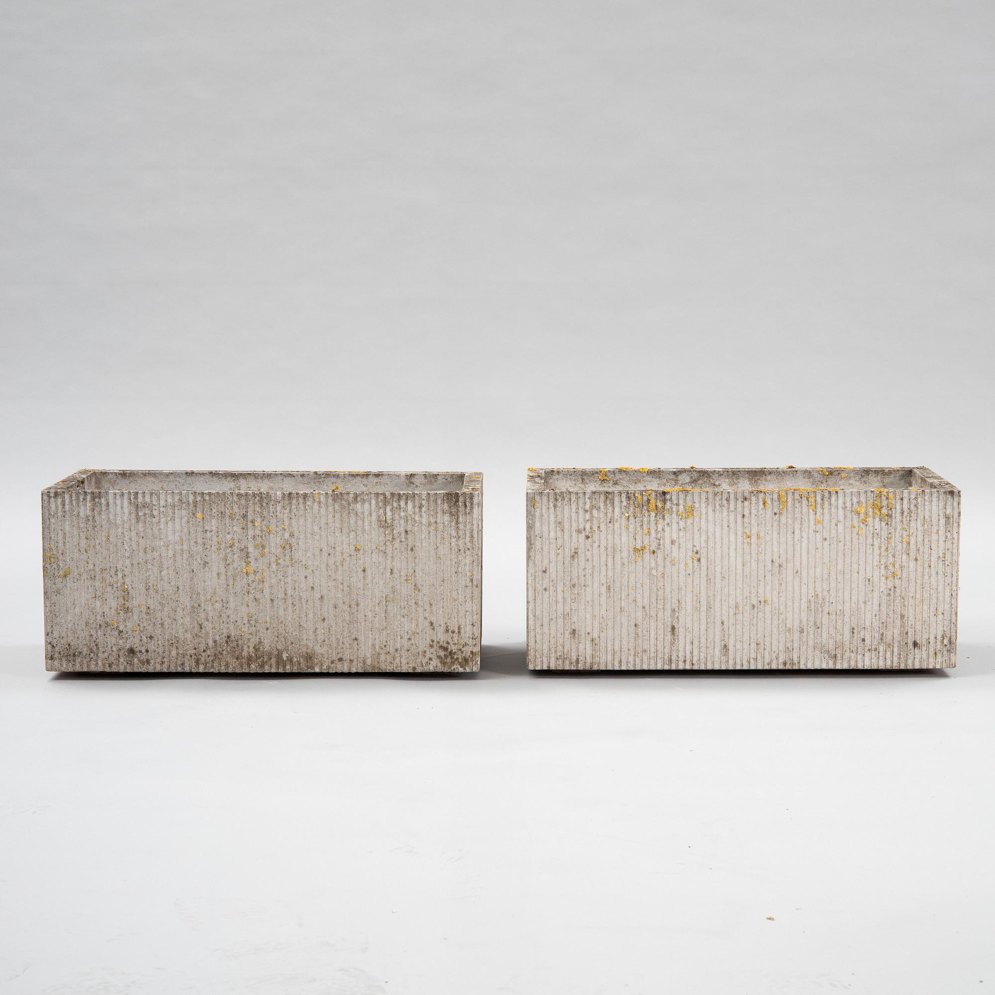 Stina Lindholm, a pair of conpemporary concrete flower pots, Skulpturfabriken.