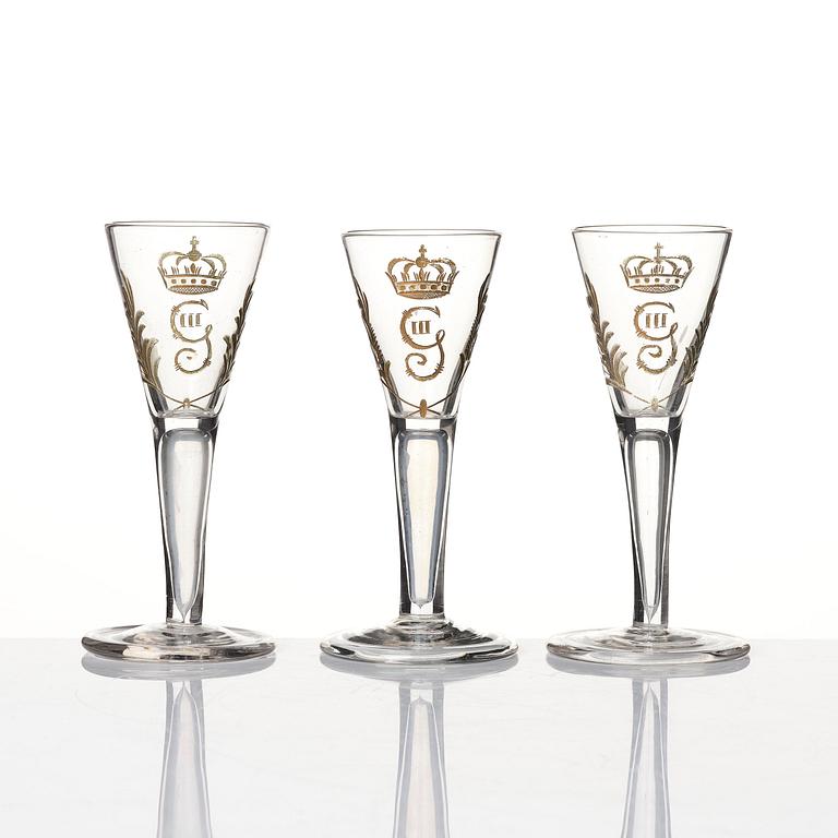 Plunta samt sex stycken spetsglas med Gustav IIIs monogram, Sverige, 1700-tal.