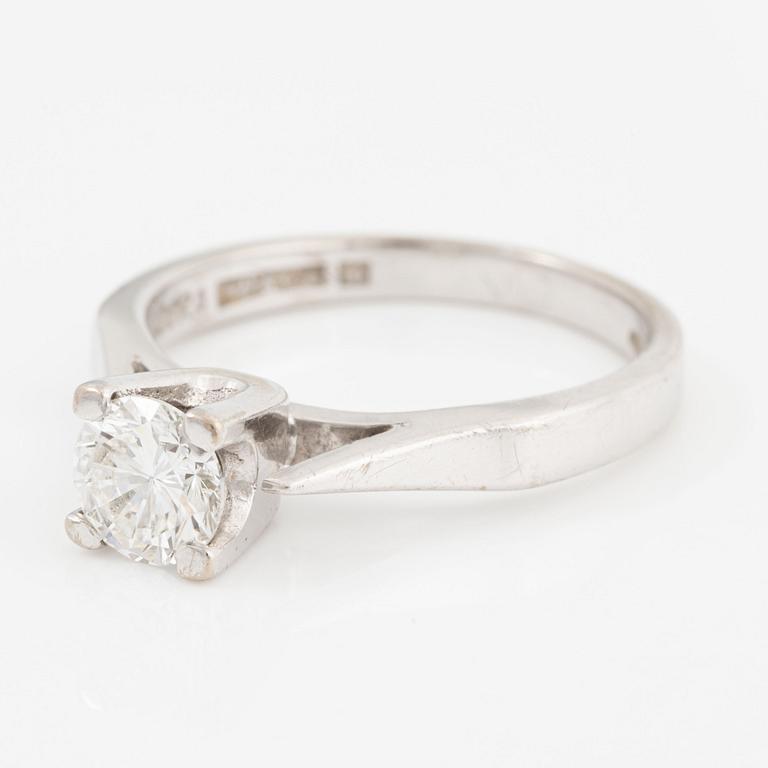 Ring 18K white gold set with a round brilliant-cut diamond.