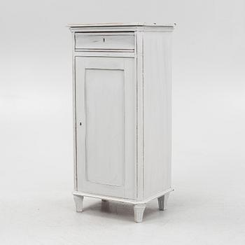 Skåp, omkring år 1900.