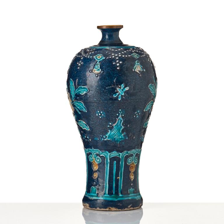 A fahua meiping vase, Ming dynasty (1368-1644).