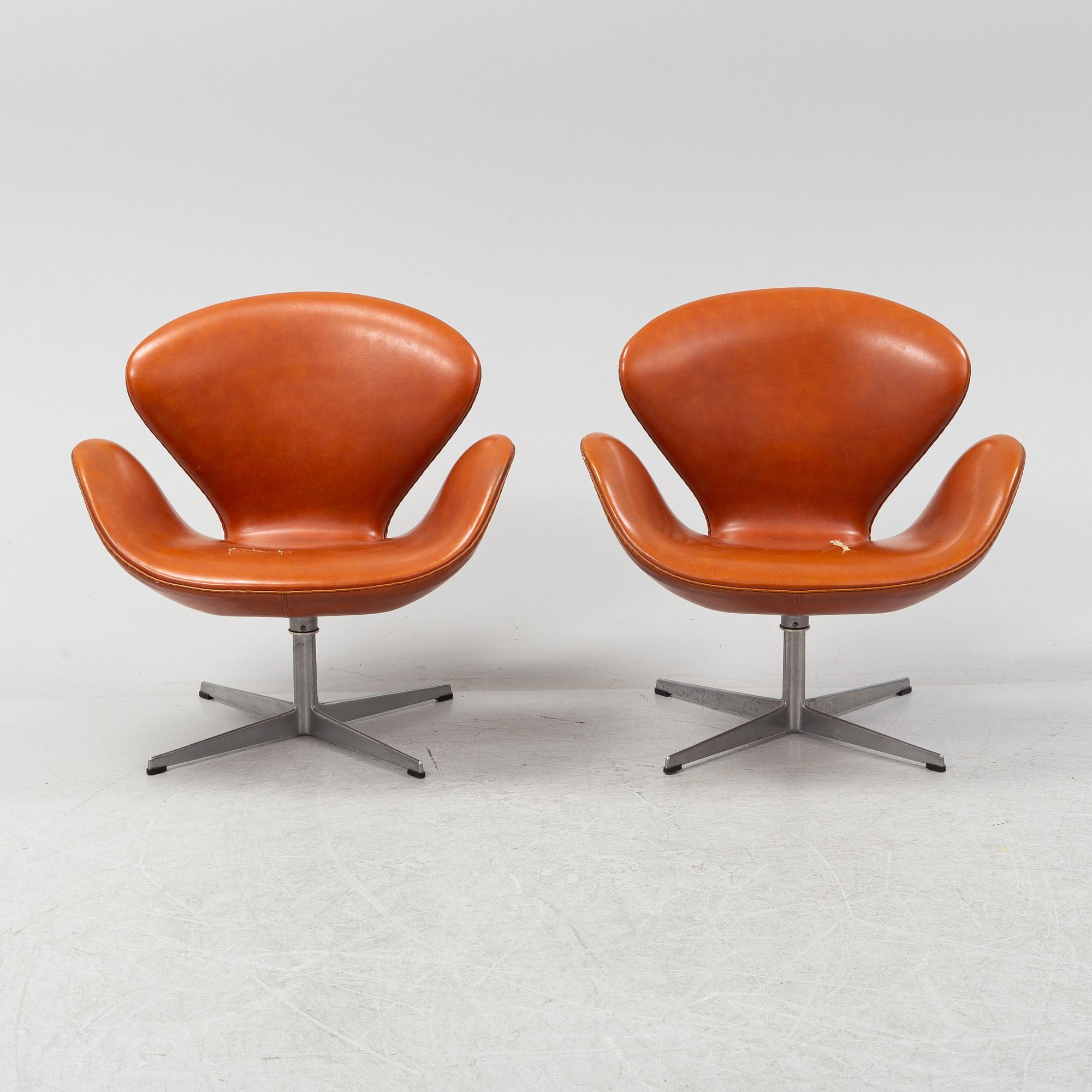 Arne Jacobsen, fåtöljer, ett par, "Svanen", Fritz Hansen, Danmark, 1968.