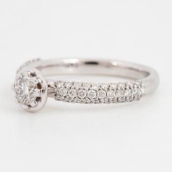 Round brilliant-cut diamond ring.