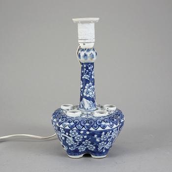 BORDSLAMPA/VAS, porslin, Kina, 1800/1900-tal.