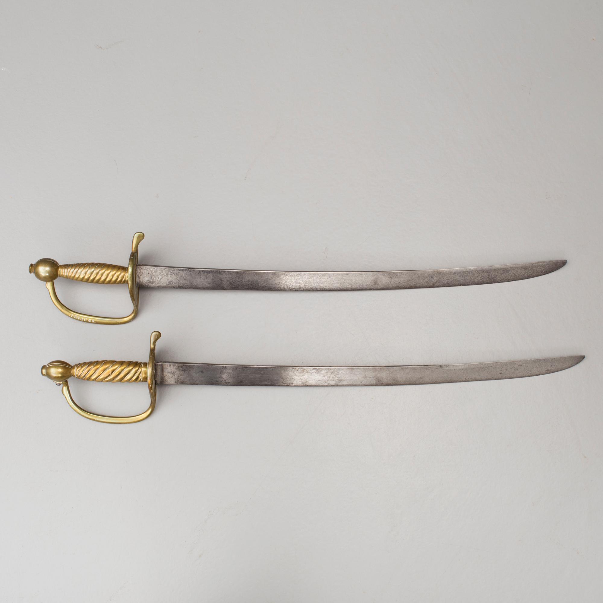 HUGGARE, 2 st snarlika, 1700/1800-tal.