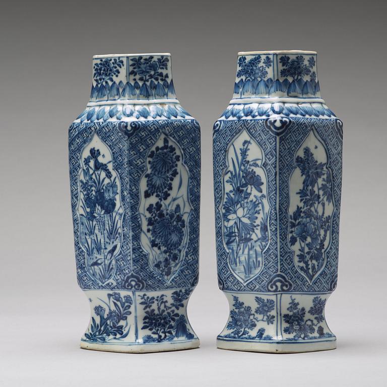 A pair of blue and white vases, Qing dynasty, Kangxi (1662-1722).