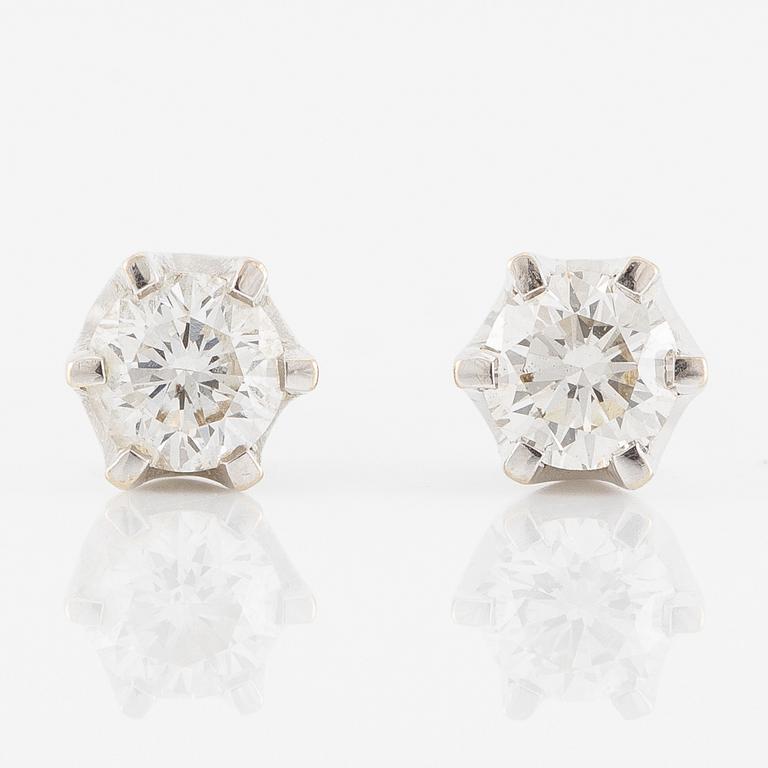 A pair of earrings in 18K gold set with round brilliant-cut diamonds.