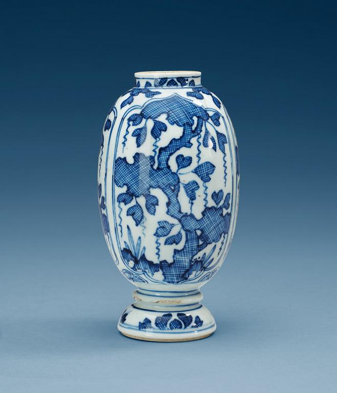 A blue and white vase, Qing dynasty, Kangxi (1662-1722.