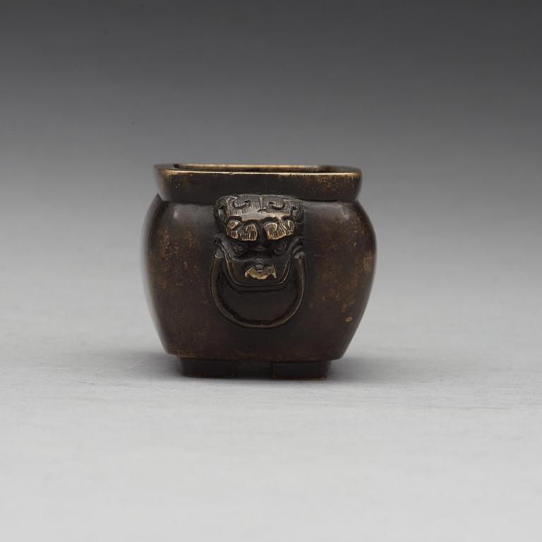 A bronze censer, late Qing dynasty, circa 1900.