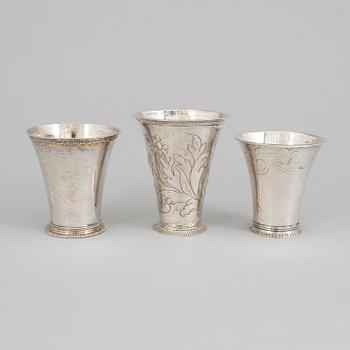 THREE 18TH CENTURY SILVER BEAKERS.