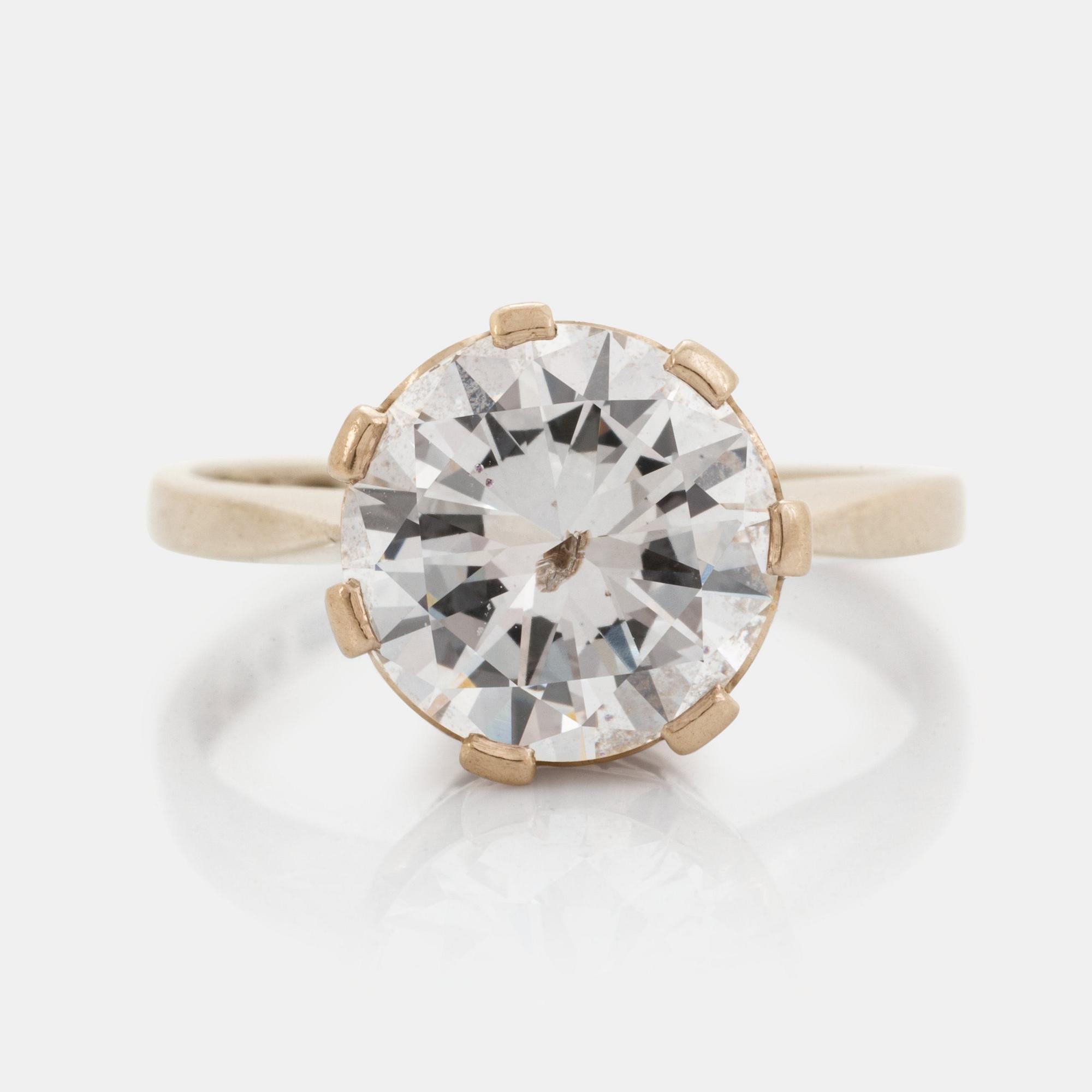 A platinum ring set with a round brilliant-cut diamond ca 2.75 cts quality ca H/I i.