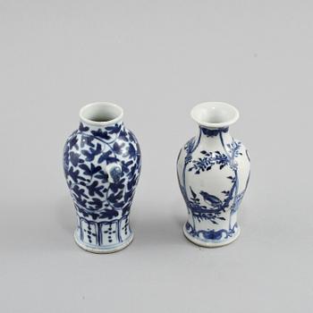 VASER, 2 st, porslin, Kina, 1900-tal.