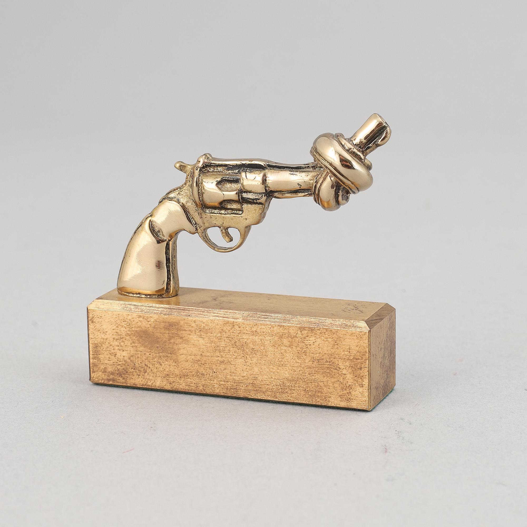 Carl Fredrik Reuterswärd, sculpture 'Non violence', Skultuna, signed.