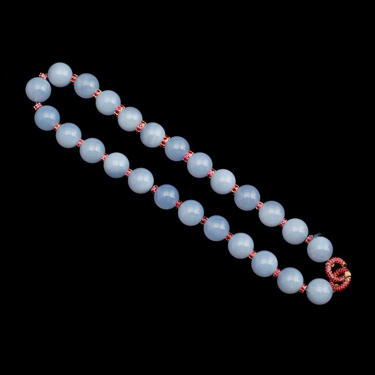 COLLIER, 18 k guld samt rubiner, kulor av kalcedon, ca 14 mm.