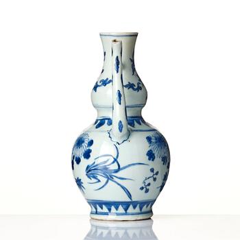 A blue and white ewer, Ming dynasty, 17th century.
