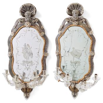 91. Spegellampetter, för fyra ljus, ett par, Venedig ca 1730, tillskrivna glasmästarfamiljen Briati.