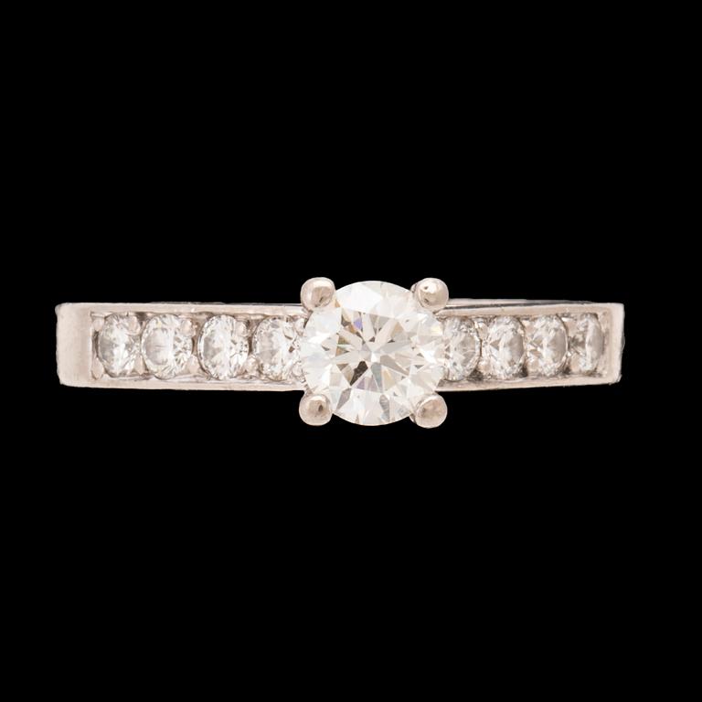 An 18K white gold ring set with round brilliant-cut diamonds.