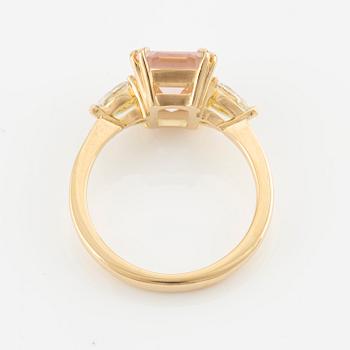 Ring in 18K gold with faceted morganite and round brilliant-cut diamonds.