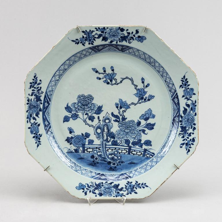 A blue and white serving dish, Qing dynasty, 18th Century.