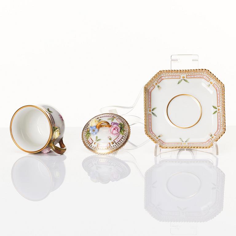 Cremekoppar med fat, fyra stycken, porslin. Royal Copenhagen, "Flora Danica", Danmark, 1900-tal.