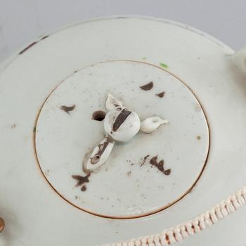 Two Chinese porcelain tea pots, around the year 1900.