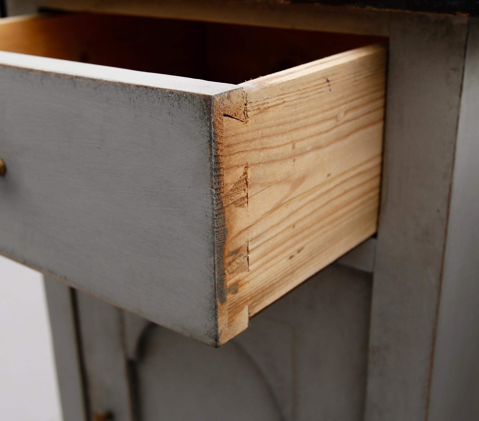 SÄNGBORD, 1 par, 1900-talets första hälft.