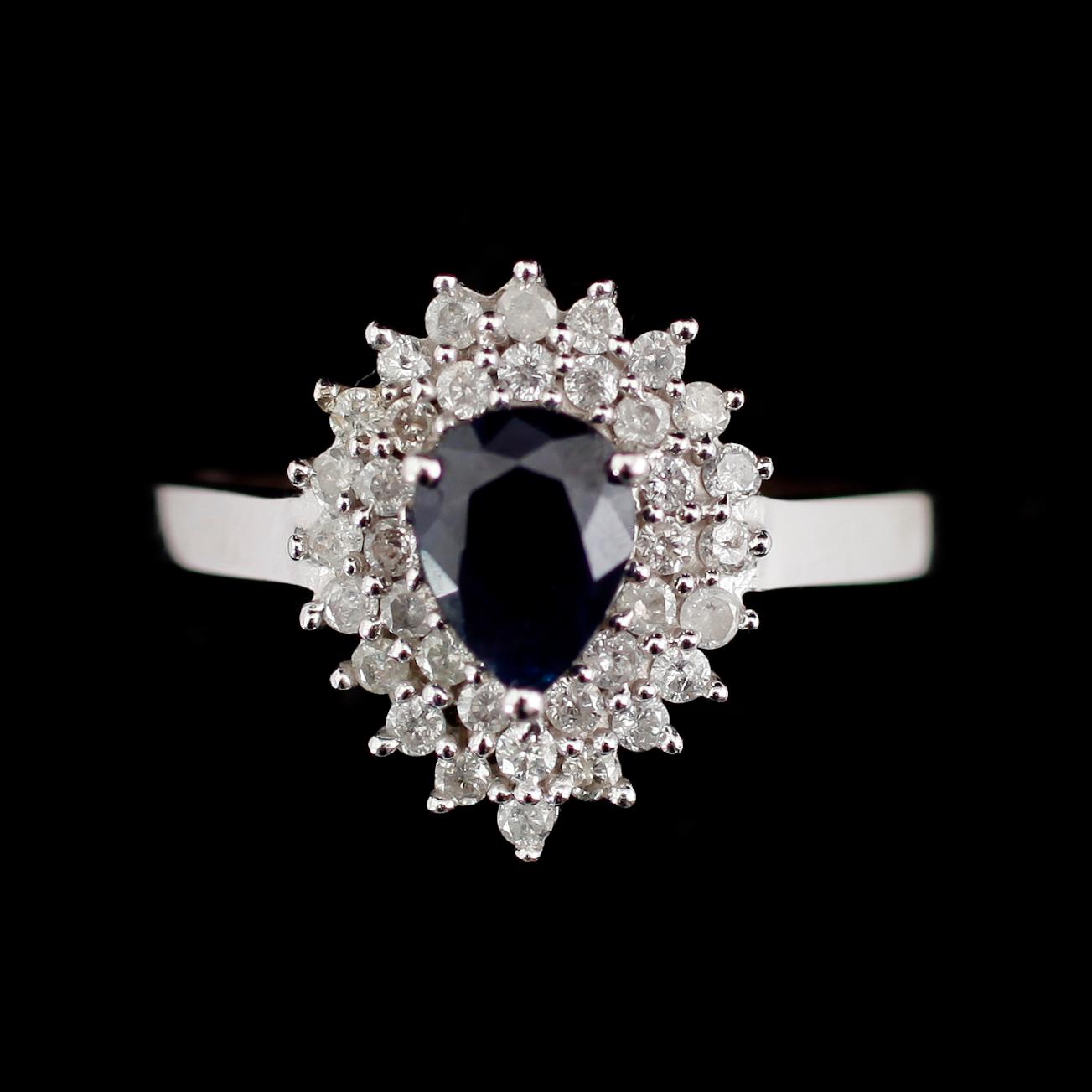 RING, 14 k vitguld, blå safir ca 1,04 ct, diamanter tot ca 0,50 ct.