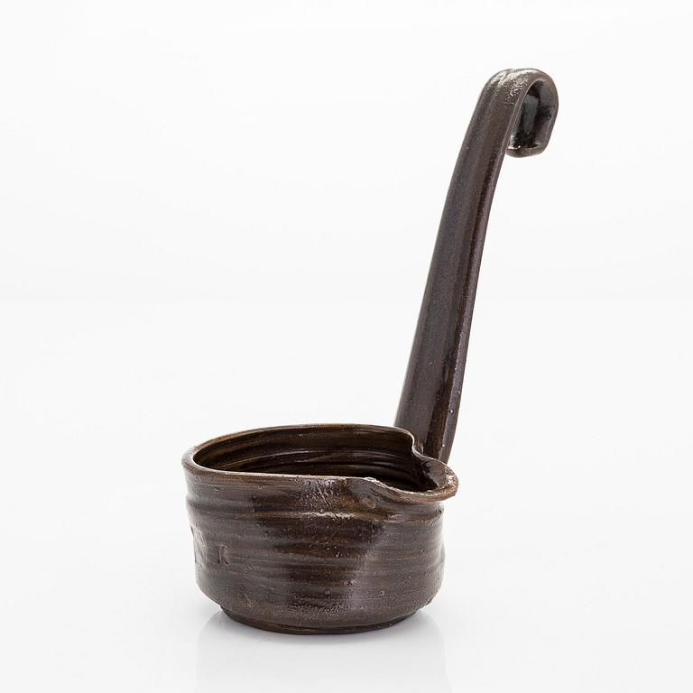 Kyllikki Salmenhaara, kauha, kivitavaraa, signeerattu KS.