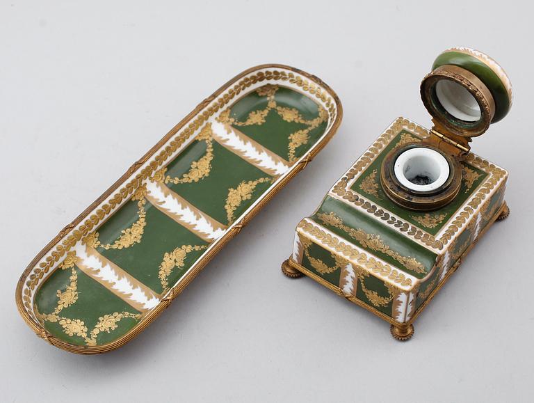 PENSTÄLL OCH BLÄCKHORN, porslin, Sèvres, Frankrike, 1800-/1900-tal.