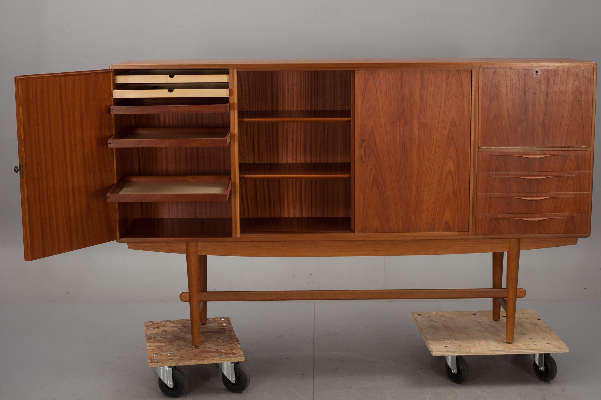 SIDEBOARD, teak. 1900-talets andra hälft.