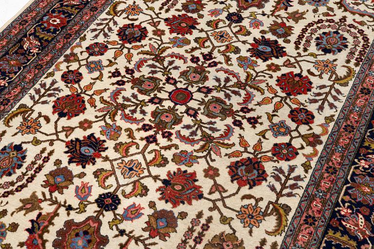 A semi-antique Tabriz carpet, c. 282 x 198 cm.