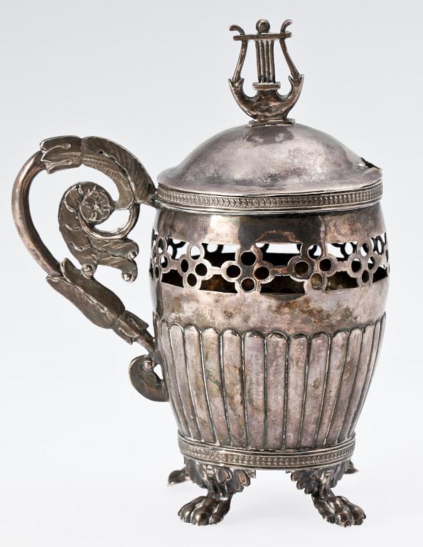 SENAPSBURK MED LOCK, silver, Carl Petter Lampa Stockholm 1830. Tot vikt ca 160 gram.