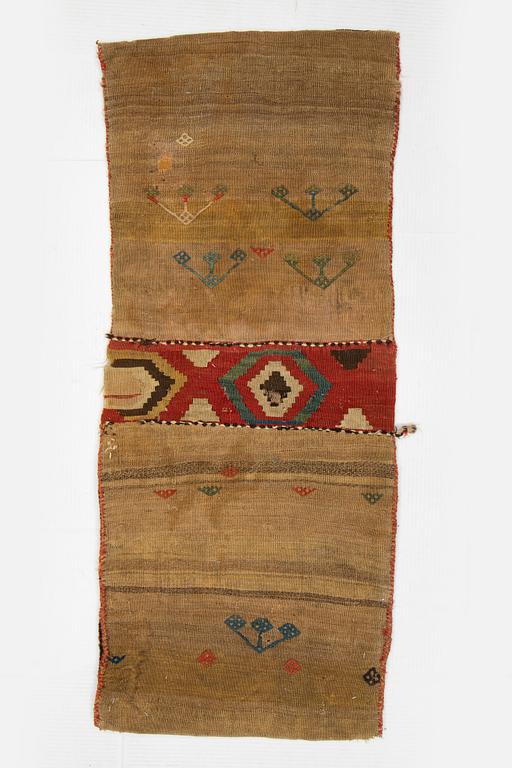 Sadeltäcke, antikt orientaliskt, 135 x 55 cm.