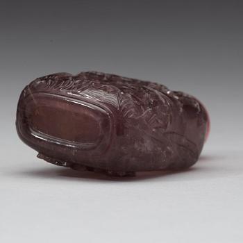 An amethyst snuff bottle with stopper, Qing dynasty (1644-1912).