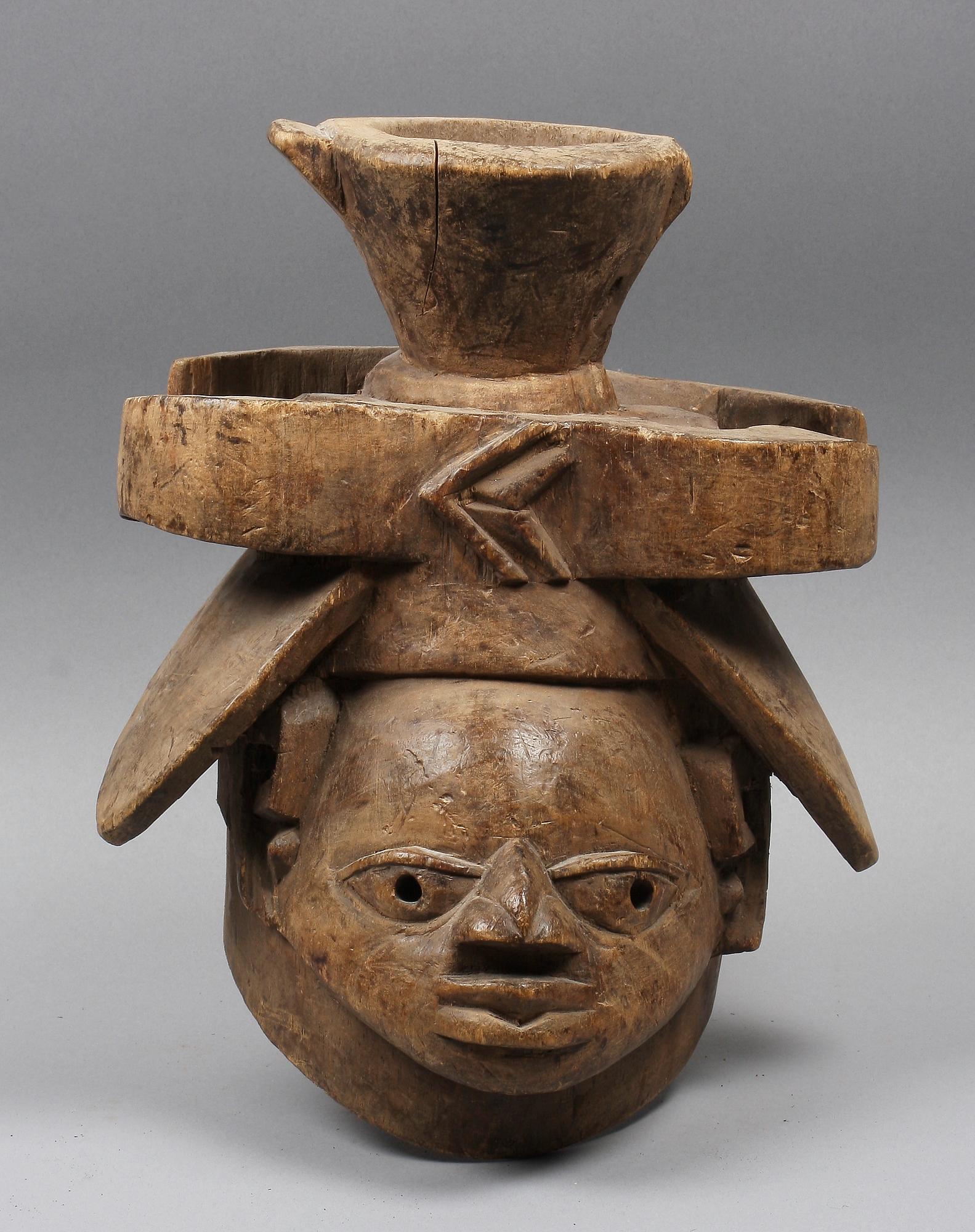 DANSMASK, trä, Gelede-mask. Yuruba-stammen, Nigeria Afrika 1900-talets andra hälft.