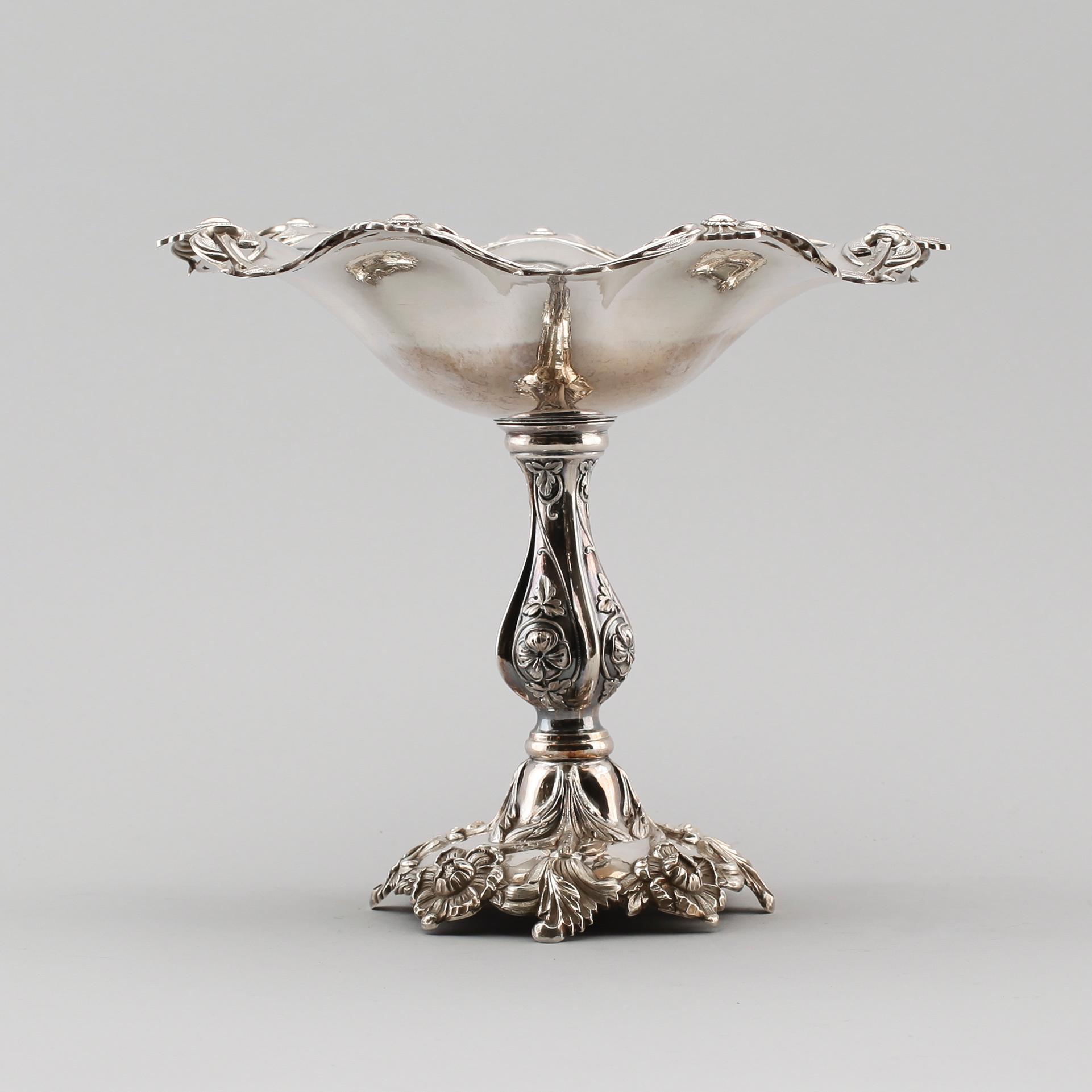 SKÅL PÅ FOT, silver, Frans Holm, Vadstena 1879. Vikt ca 542 gram.