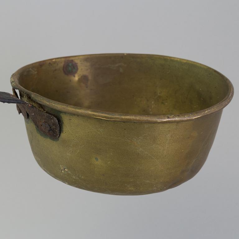 AN 18TH CENTURY BRASS CAULDRON.