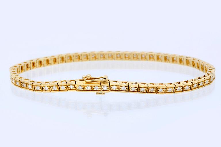 Tennis bracelet 18K gold with brilliant-cut diamonds approx 0,90 ct in total, length approx 19 cm.