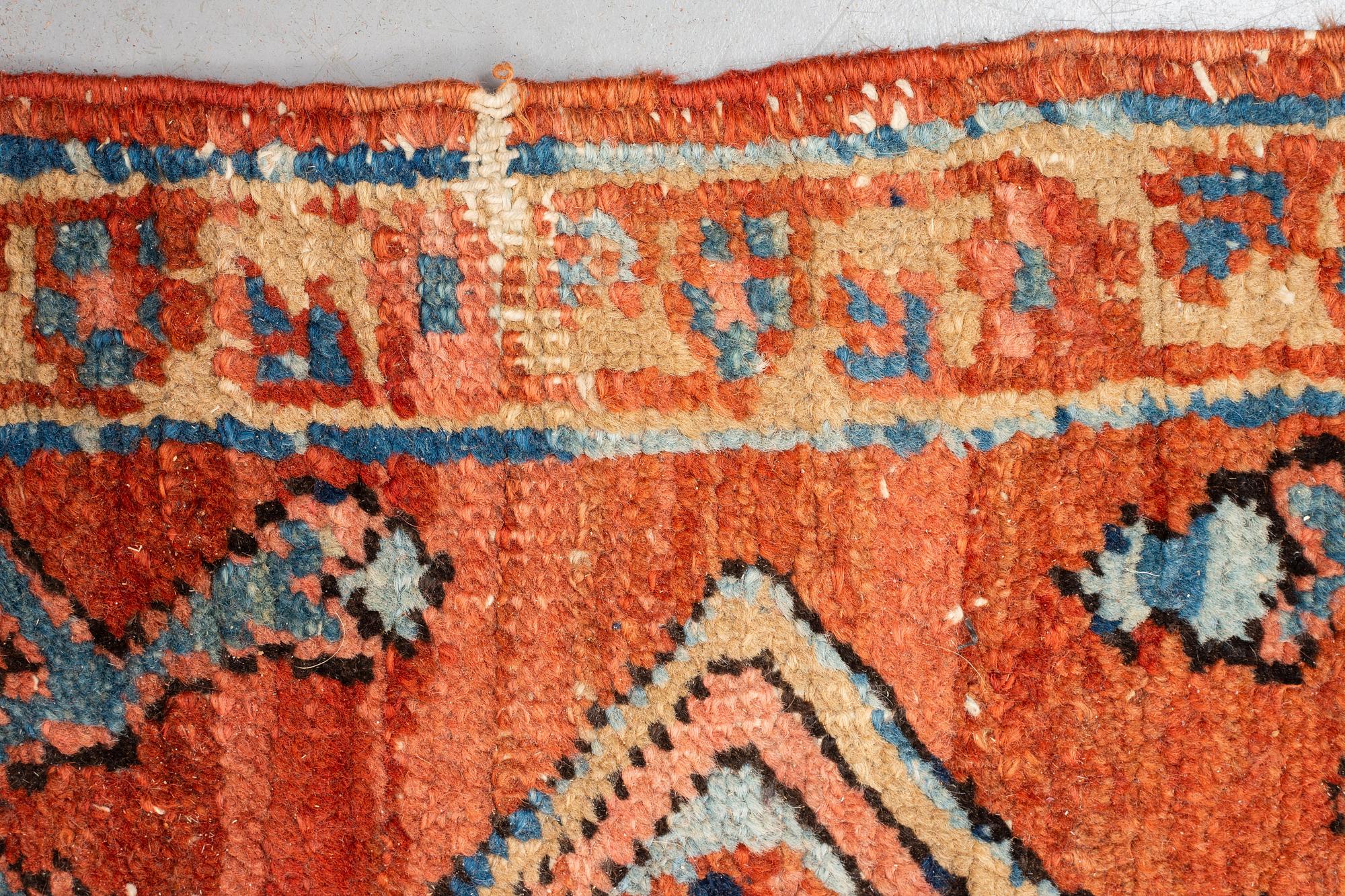 Matto, antique Heriz, ca 334 x 271-276 cm ( ca 1-4 cm flat weave at the ends).